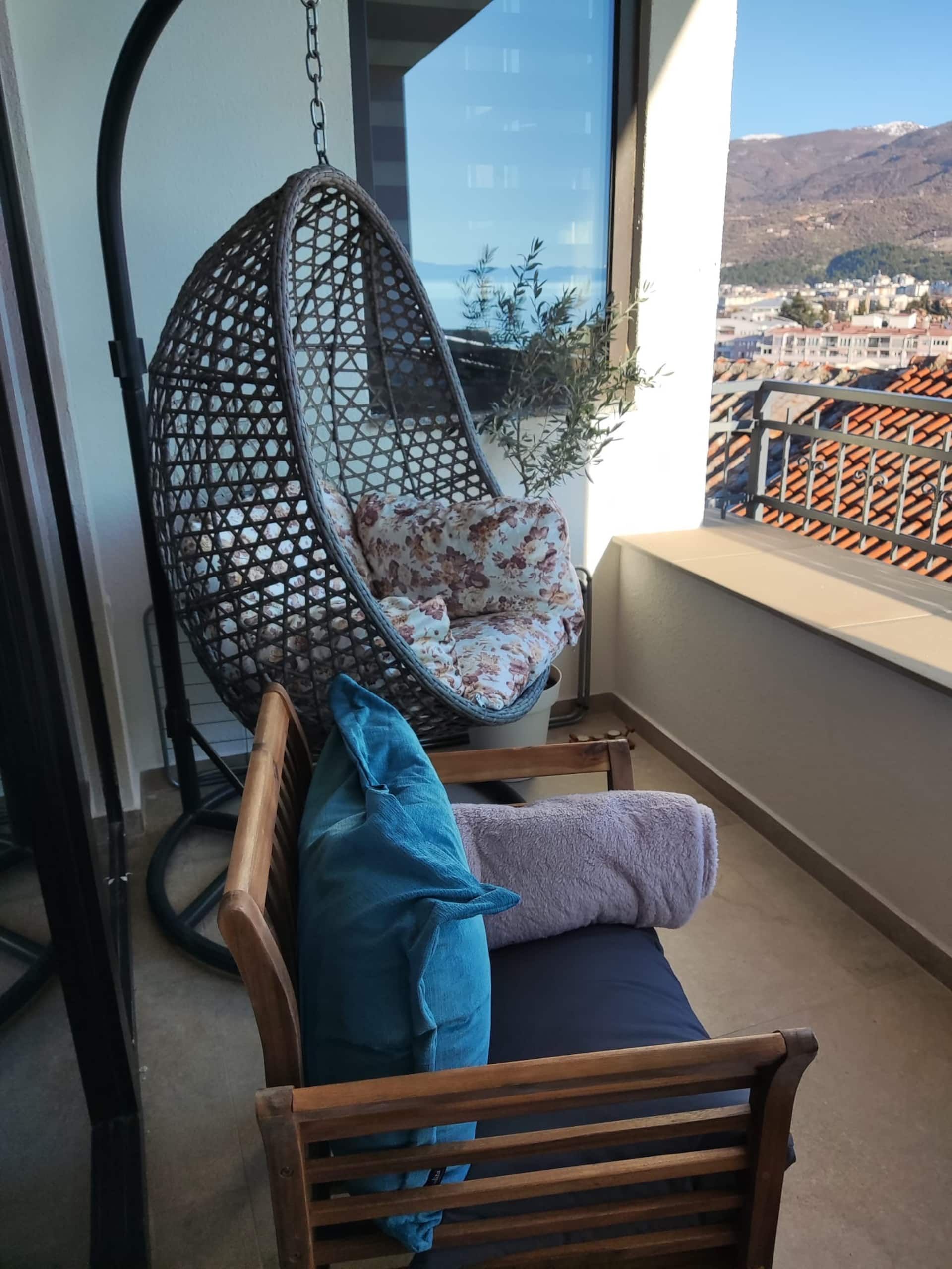 Balkon sa visećom foteljom
