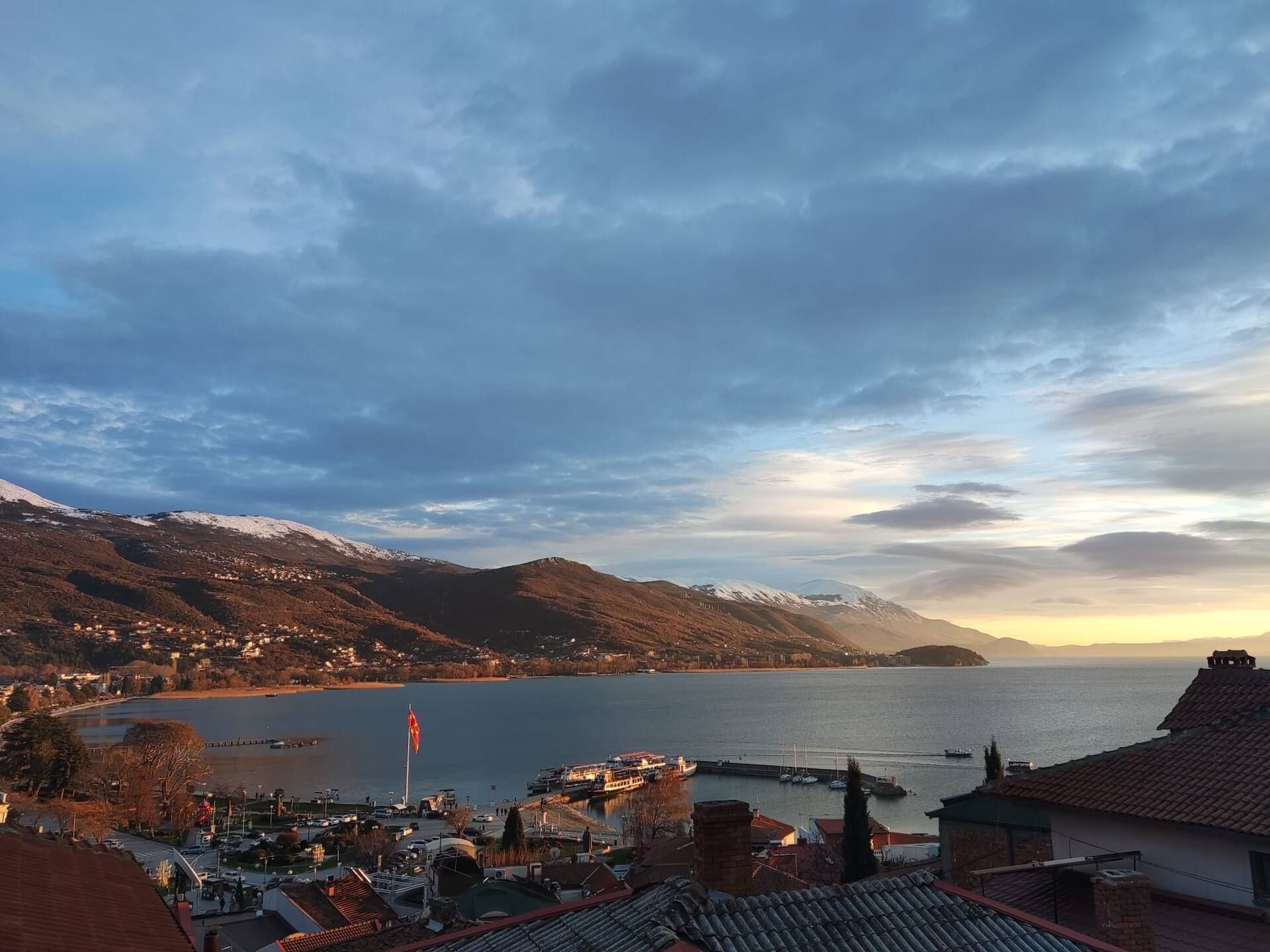 Zalazak sunca nad Ohridskim jezerom i krovovima starog grada